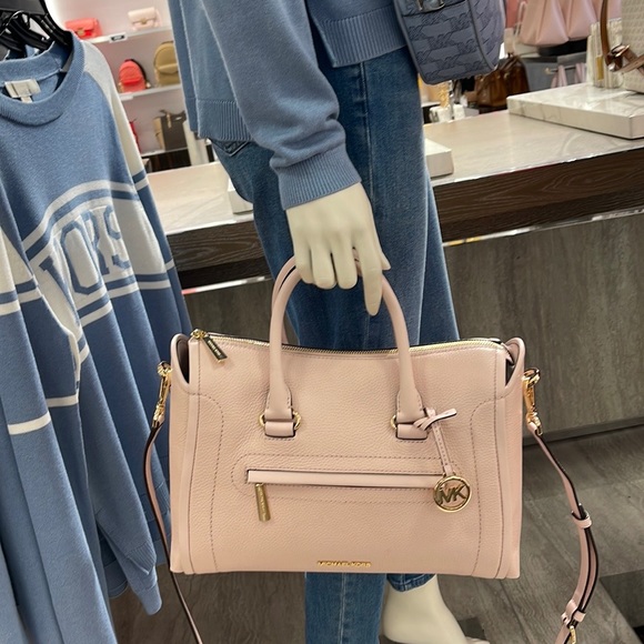 MICHAEL KORS
Carine Large Pebbled Leather Top Zip Satchel
Powder Blush
NWT - Picture 16 of 16